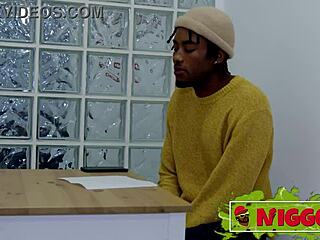 Καρδιοκαλιά με πλούσια βυζιά παρακαλάει για μαύρο interracial πούτσο 30εκ