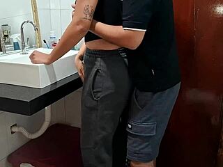 Boss surprend cul de soubrette penché en salle de bain ?