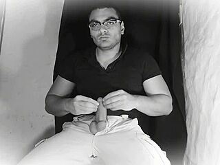 Sexy Bodybuilder Caballero Frotar Monster 18cm Cock Guitar Masturbation Cumshot