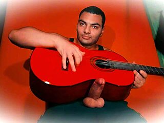 Sexy Bodybuilder Caballero Frotar Monster 18cm Cock Guitar Masturbation Cumshot