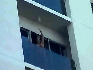 Daphne Rosen linge pizda udă a lui Sara Jay, milfa cu țâțe mari geamă la oral lezbian