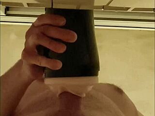 follando mi fleshlight con este monstruo hasta que tiemblo en orgasmo salvaje