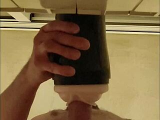 follando mi fleshlight con este monstruo hasta que tiemblo en orgasmo salvaje