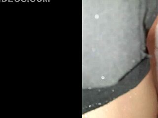 Τεράστια βυζιά και μεγάλο κλιτορίδα λατίνας γυναίκας σε σπιτικό πίσινγκ χύσιμο