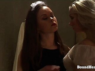 Stora tuttar svällnipplar slav retas av dominant lesbisk städa