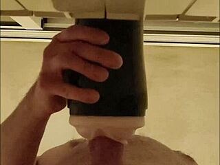 follando mi fleshlight con este monstruo hasta que tiemblo en orgasmo salvaje