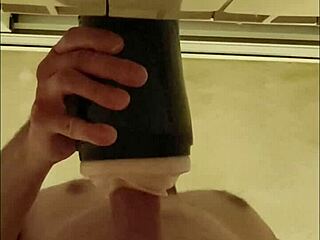 follando mi fleshlight con este monstruo hasta que tiemblo en orgasmo salvaje