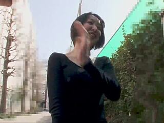 Chicas universitarias dan paja sorpresa y corrida interna de camino a casa