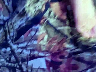 ¿Y si ese culo grande en panties rojas empieza a menearse en su ejercicio en cama?