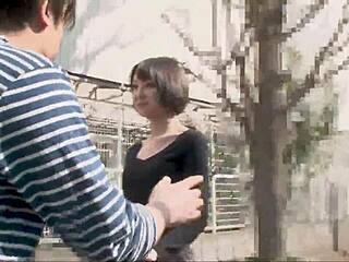 Dziewczyny z kampusu niespodziewany rękodzieło i creampie po drodze do domu