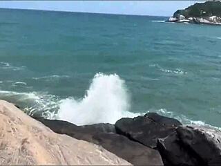 comi a gostosa na praia de nudismo na frente de todo mundo enquanto olhavam