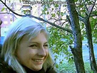 픽업한 뜨거운 18+녀 발코니에서 3P 좆질