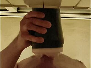 follando mi fleshlight con este monstruo hasta que tiemblo en orgasmo salvaje