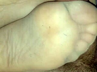 i luv givin my bf this homemade footjob in tan stockings... so sensual!