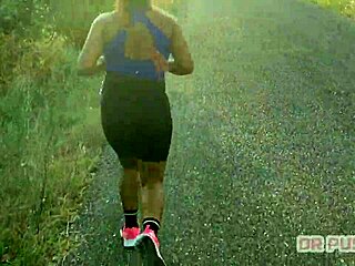 Огнена руса с огромно дупе тресе диво в фитнеса, любовникът я снима