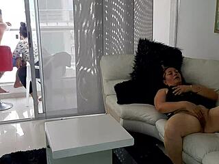 Atrapo a mi madrastra masturbandose cachonda y la lamo toda