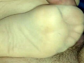 i luv givin my bf this homemade footjob in tan stockings... so sensual!