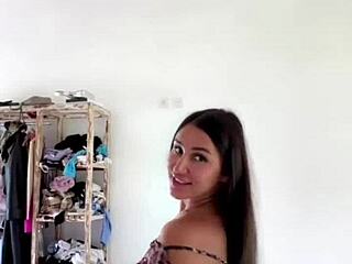 Big ass webcam queen shakes and spreads solo for ultimate tease