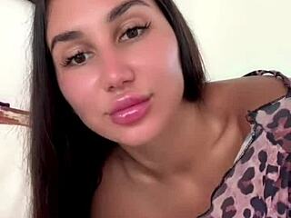 Big ass webcam queen shakes and spreads solo for ultimate tease