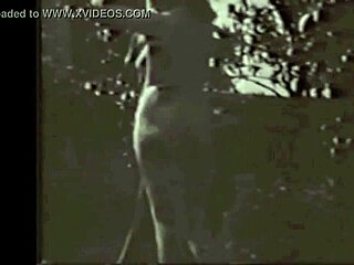 Mamma vintage pelosa esposta in scopata retro in natura