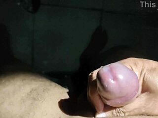 Mišičnjak pokaže ogromen kurac v tuš prhici domači voyeur 😈 bodybuilder sužnji