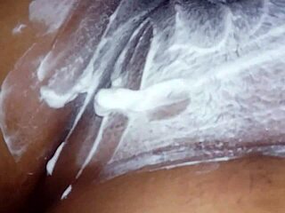 mmm raspando essa buceta carnuda da puta antes de foder gostoso no webcam 😍💦