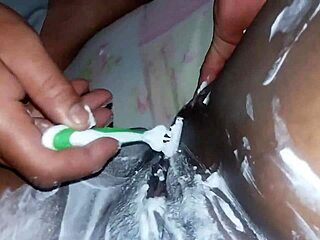 mmm raspando essa buceta carnuda da puta antes de foder gostoso no webcam 😍💦