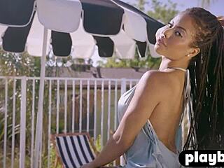 Kira Noir pose en extérieur avec cul et nichons parfaits... putain