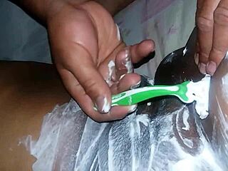 mmm raspando essa buceta carnuda da puta antes de foder gostoso no webcam 😍💦