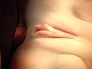 Double pénétration jouets étirent chatte rasée mignonne et cul blanc gros plan