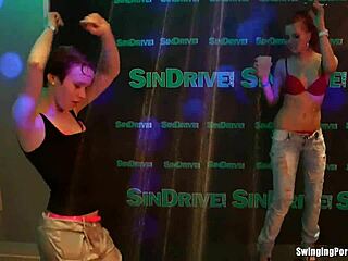 club hoes licking pussies and sharing cocks in orgy 😍👅🍆💦