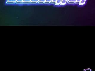 Britská děvka třepe velkou prdelí na pláži v mokrých kalhotkách