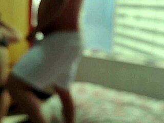 chilena cachonda se muestra en backstage confesando su amor por el porno y luciendo lingerie!