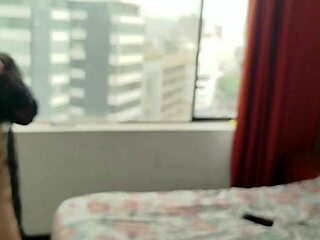 chilena cachonda se muestra en backstage confesando su amor por el porno y luciendo lingerie!