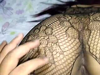 Vrouw kut geramd in bodystocking voor haar minnaar