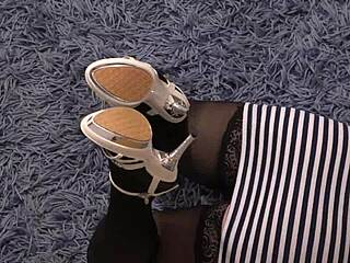 Dojrzała brunetka MILF orgazmuje szpilką po owłosionej cipce foot fetish