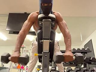 Strong biceps lift fitness ladies during outdoor california workouts 💪🍑