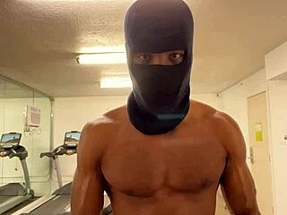 Strong biceps lift fitness ladies during outdoor california workouts 💪🍑