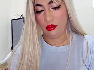 hey transexual webcam cutie tries new toy on cam 😘🔥