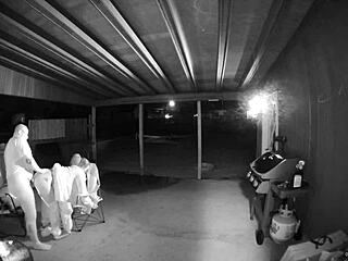 Akarod nézni, ahogy ez a feleség seggét keményen szétbaszva nyilvános helyen rough creampie-t kap?