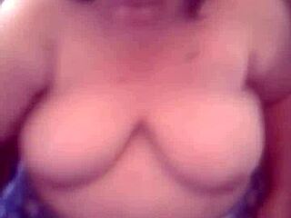  megalázott kövér disznó feleség WC-ben seggét csiklandozza, arcra spriccelés