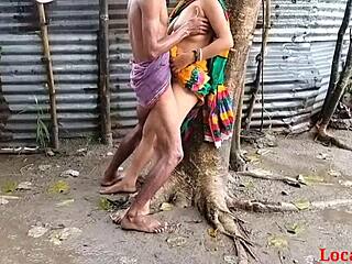 Chceš vidieť bengálsku nevestu Raini ohnutú na vonkajší doggy anál?