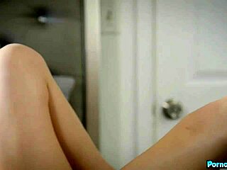 Kecses szőke Braylin Bailey lelkesen lovagolja a hatalmas fekete BBC-t fordított cowgirlben, miközben ujjazza a sima picsáját