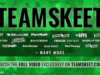 מטפלת שחורה חמודה רוכבת עמוק על זין הבוס אחרי בגידה בחדר שינה