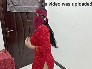 Desi Pakistani Housewife's Seductive Nude Dance Exposes Every Curve