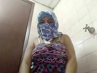 أم عربية مسلمة حقيقية تفرك كسها الرذاذي لنشوة كريمية زي العاهرة