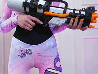 Jeune maigre 18+ Sasha Paige affronte 10 mecs en première double anale intense