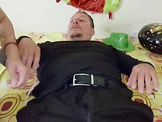 Pervert stedsfar kræver stor røv steddatter blowjob til nytårs knul