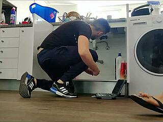 Femme excitée se fait pilonner doggystyle par la grosse queue du réparateur
