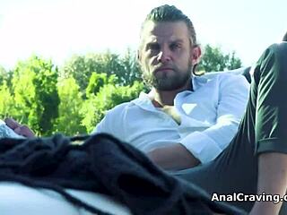 Пръсти в дупето на блондинка докато се дави жестоко на хуй навън